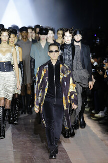 Moschino FALL 2018 MENSWEAR Milan MFW коллекция Moschino осень 2018 мужская неделя моды в Милане Mainstyles